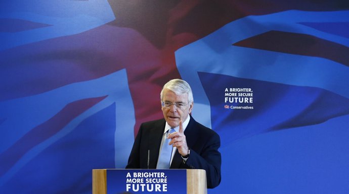 John Major durante un discurso electoral