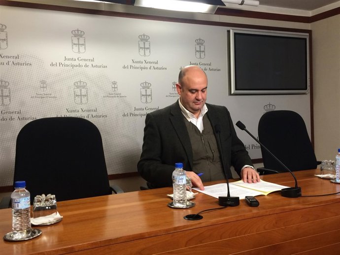  El Diputado De Foro, Durante La Rueda De Prensa.