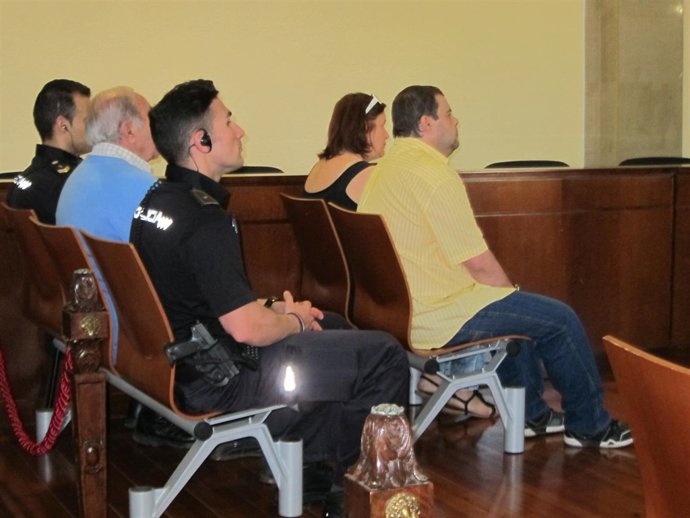 Los tres acusados en el banquillo