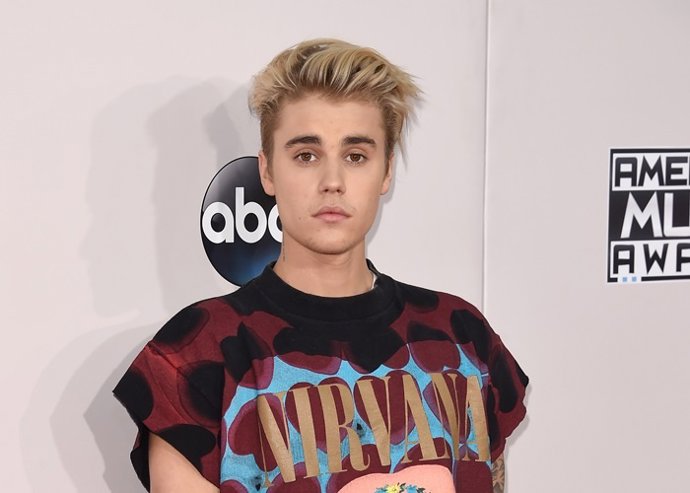 Justin Bieber se cambia el look. Su pelo ahora es rubio platino
