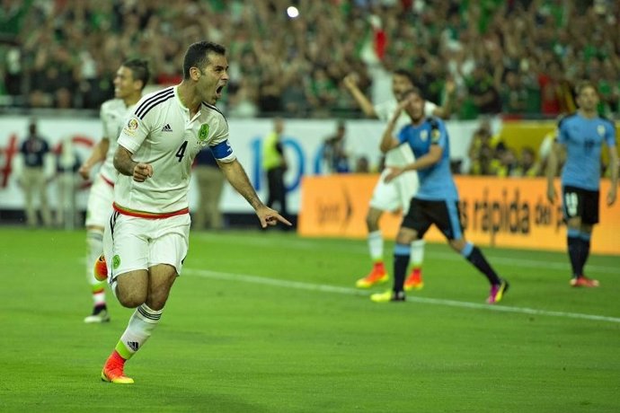 Rafa Márquez celebra el 2-1 ante Uruguay