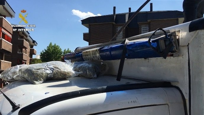 Imagen de la ambulancia con casi 50 kilos de marihuana en su interior