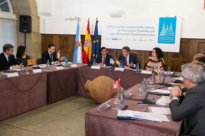  O titular da Xunta, Alberto Núñez Feijóo, acompañado polo conselleiro de Políti