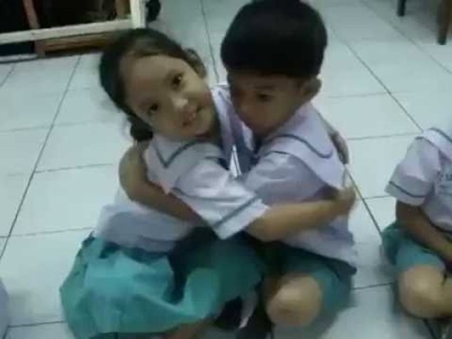 Así comienza un día de colegio en Tailandia