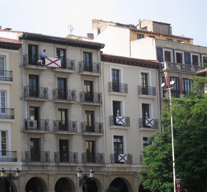 Colocando banderas de Logroño en el tramo de Portales de la Plaza del Mercado