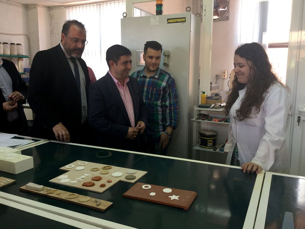 Francisco Reyes (c) visita el centro tecnológico Innovarcilla.