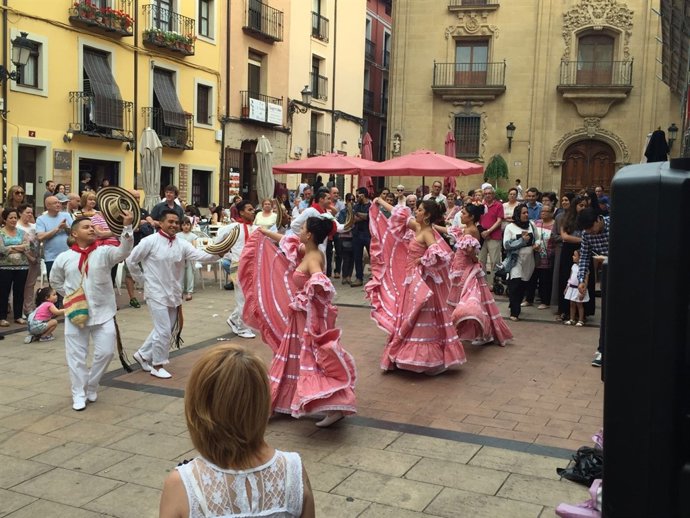 Actuación musical en encuentro intercultural en Logroño