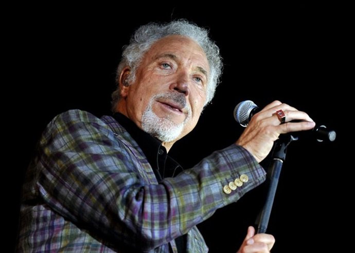 Tom Jones vuelve a aparecer en público tras fallecer su esposa