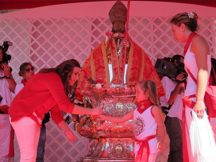Ofrenda Floral De Los Niños A San Fermín.