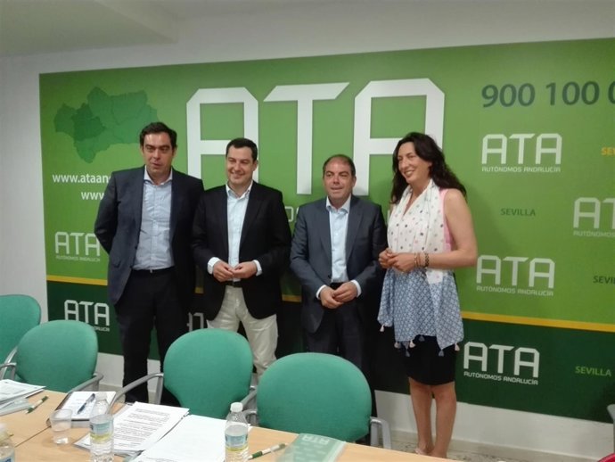 Juanma Moreno y Dolores López, junto a Rafael Amor y Lorenzo Amor