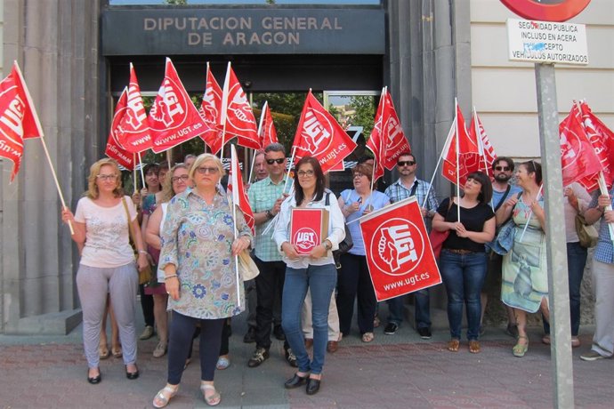 Entrega de firmas de UGT en la Consejería