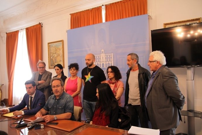 Guarido reodeado de su equipo