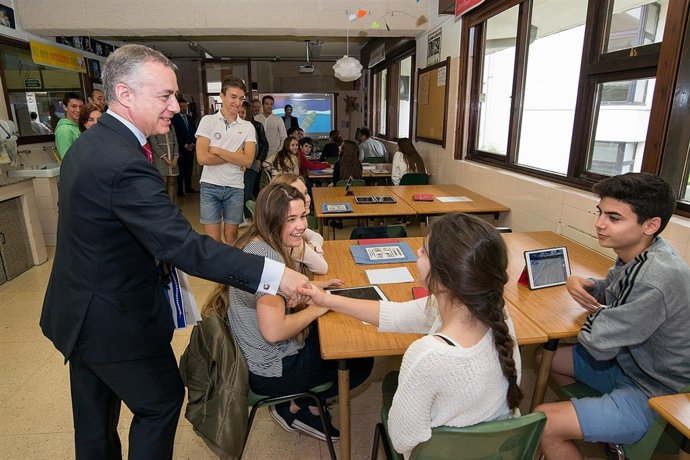 El lehendakari con alumnos de Lauro