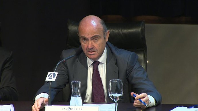 De Guindos defiende que es "factible" bajar el IRPF 