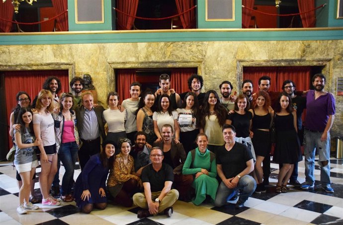 Foto de Familia con los alumos de la Escuela de Teatro de Zaragoza. 