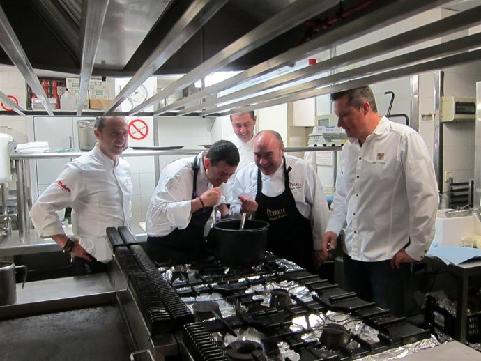 CINCO ESTRELLAS MICHELIN PREPARAN UN MENU ÚNICO