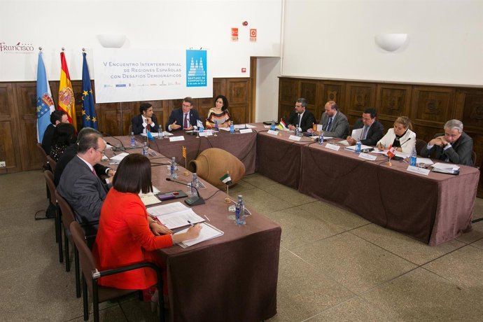  O titular da Xunta, Alberto Núñez Feijóo, acompañado polo conselleiro de Políti