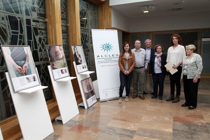 Inauguración de la exposición 'El cáncer nos  marca de por vida'