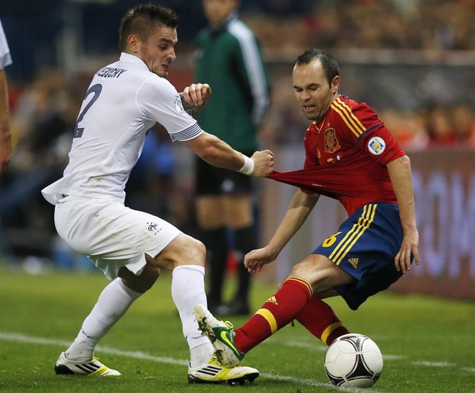 Andrés Iniesta y Mathieu Debuchy