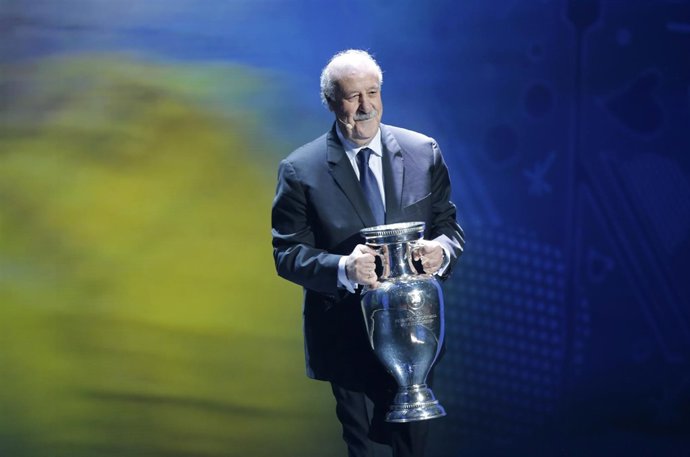  Vicente del Bosque en el sorteo de París
