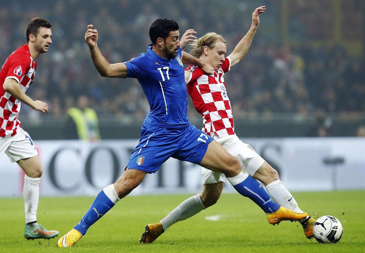 Graziano Pelle pelea un balón con Domagoj Vida