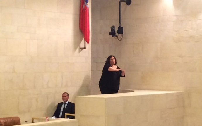 Intérprete lengua  de signos en el Parlamento de Cantabria