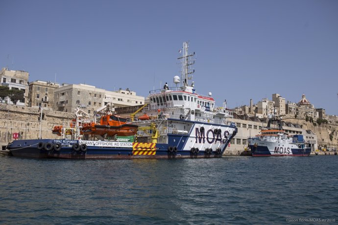 Barco de la ONG MOAS que patrulla el Mediterráneo central