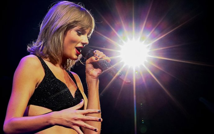 LOS ANGELES, CA - AUGUST 21:  Singer-songwriter Taylor Swift performs onstage du