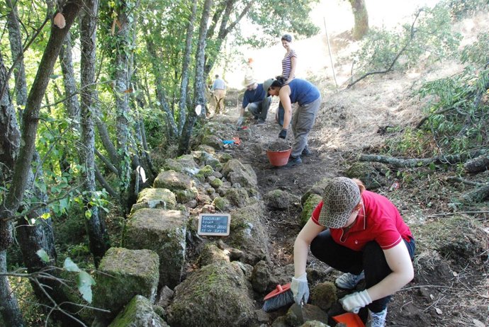 Arqueologos Trabajando En Las Antiguas Murallas De La Acrópolis.