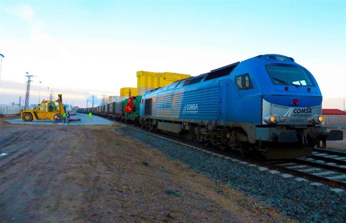 Un tren de la empresa Comsa