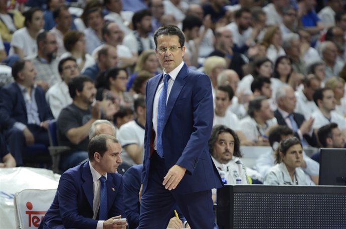 Pedro Martínez (entrenador del Valencia) en el Real Madrid - Valencia