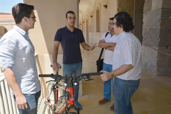 Los galardonados con el ciclomotor- generador eléctrico