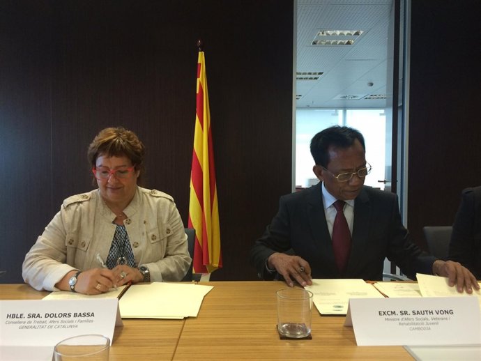La consellera Dolors Bassa y el ministro camboyano H. E. Vong Sauth