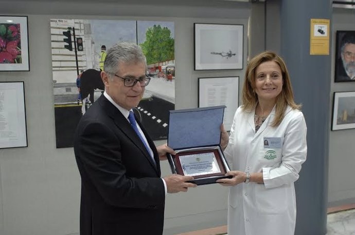 Álvarez recibe un reconocimiento por el 40 aniversario de manos de Galán