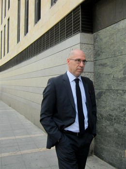 Carlos Martín Tobalina, entrando en el Edificio de los Juzgados. 