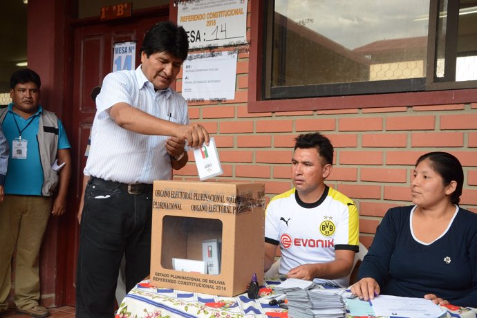 Evo Morales votando 