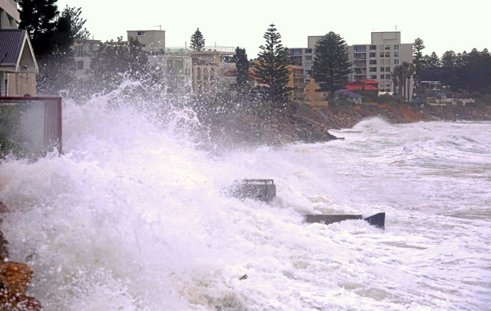 Fuerte oleaje en la playa de Collaroy, Sídney, Australia