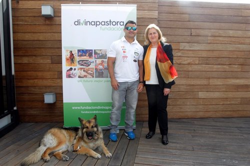 Atleta paralímpico David Casinos y Rosa Laparra, gerente de la Fundación Divina 