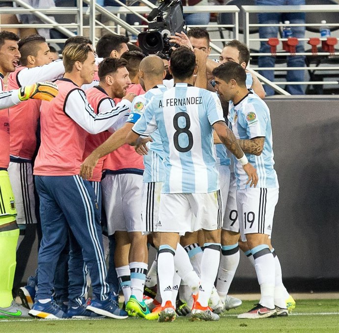 Argentina celebra uno de sus goles a Chile