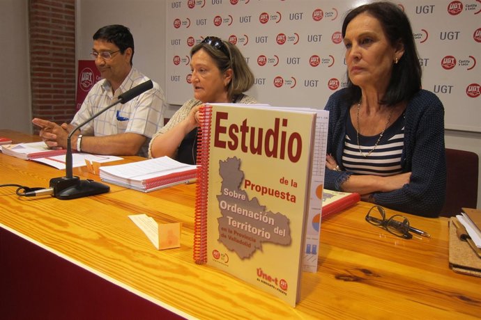Carmen Amez, en el centro, presenta el estudio sobre la OT