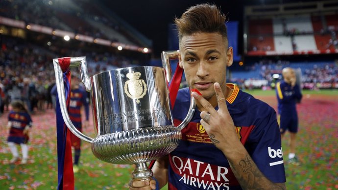 Neymar con la Copa del Rey
