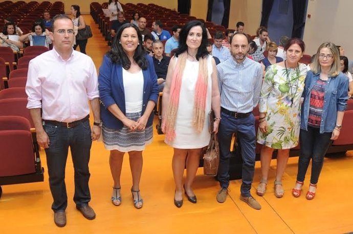 Amo (izda.) durante la presentación de 'Aula Mentor'