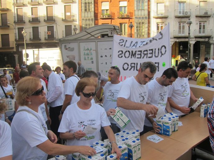 Empleados De Lauki Reparten Leche Gratis En Fuente Dorada