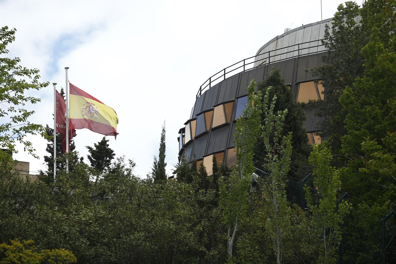 La bandera de España ondea en el Tribunal Constitucional