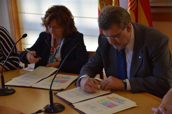 La consejera Broto y el rector de la UZ.