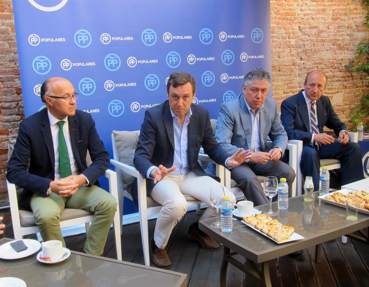 Hernando (centro), junto a responsables del PP de Valladolid. 
