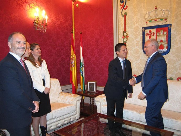 Ceniceros recibe al representante de Huawei en España