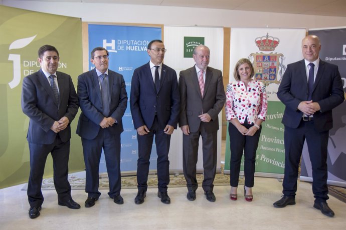 Imagen de los seis presidentes de diputaciones asistentes a la reunión