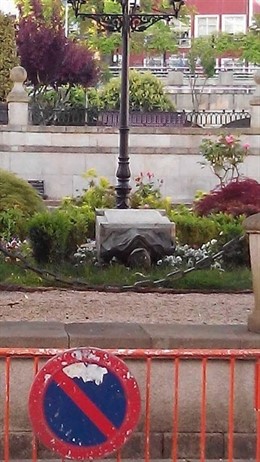 Busto de Manuel Fraga derribado en Vilalba