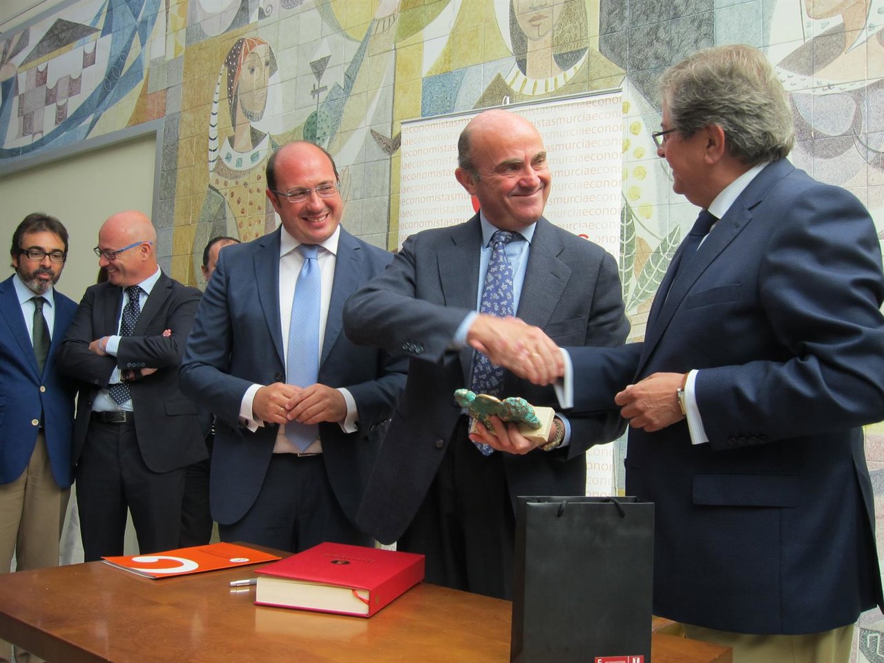 De Guindos, acompañado por Sánchez, recibe un premio de manos de Ramón Madrid